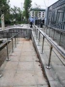 航天循環產業基地殘坡玻璃欄桿